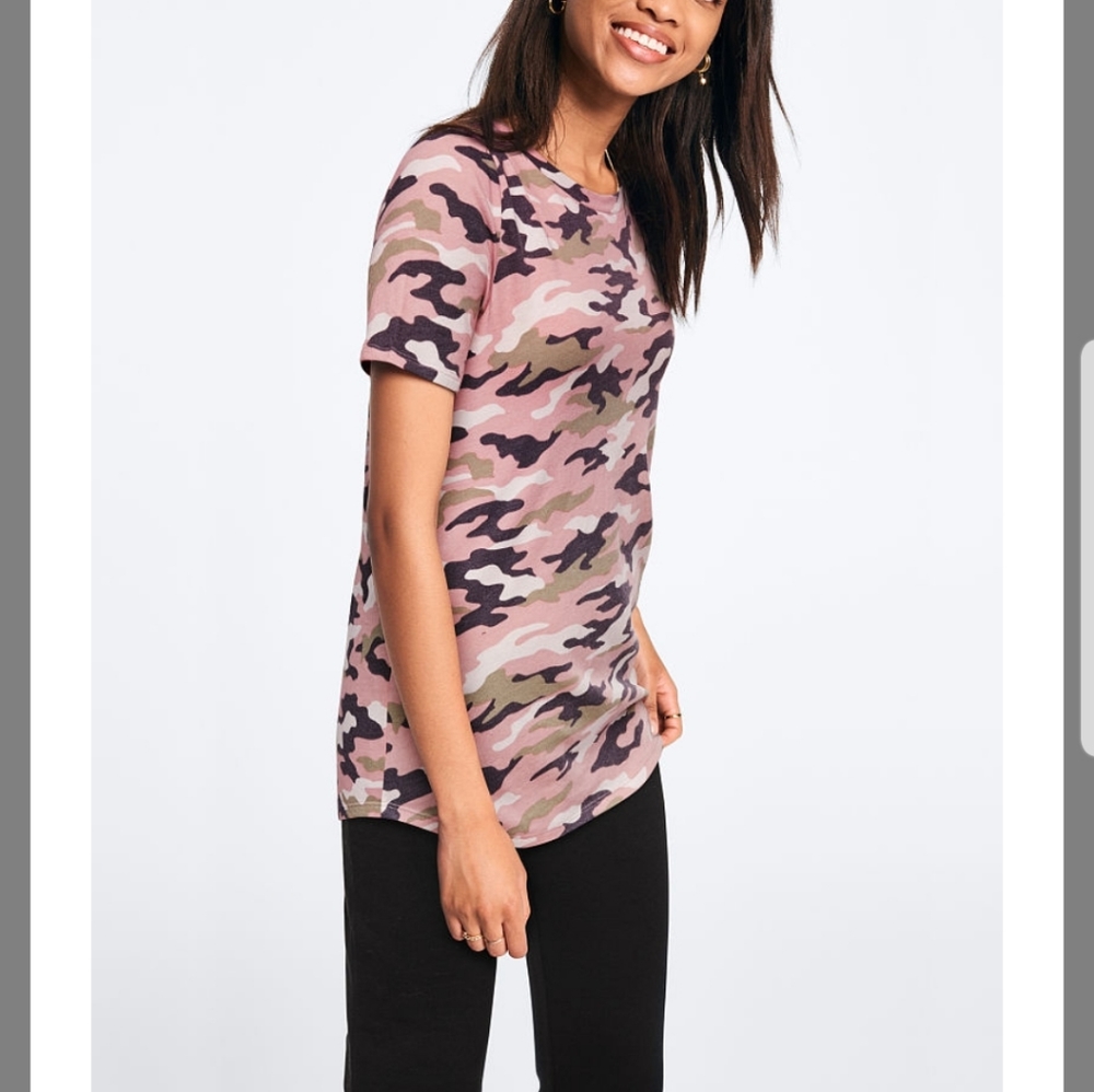 NEW IN ONLINE BAG VS PINK SHORT SLEEVE CAMO PERFECT CREW TEE.